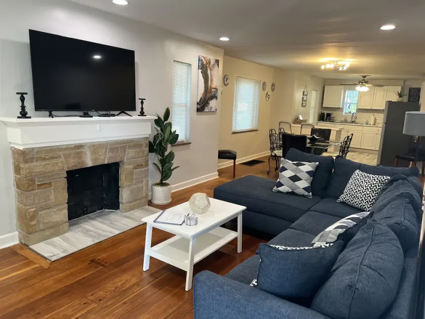Perfect location 2 minutes to Kenwood Mall, 10 minutes to Downtown - Image 1