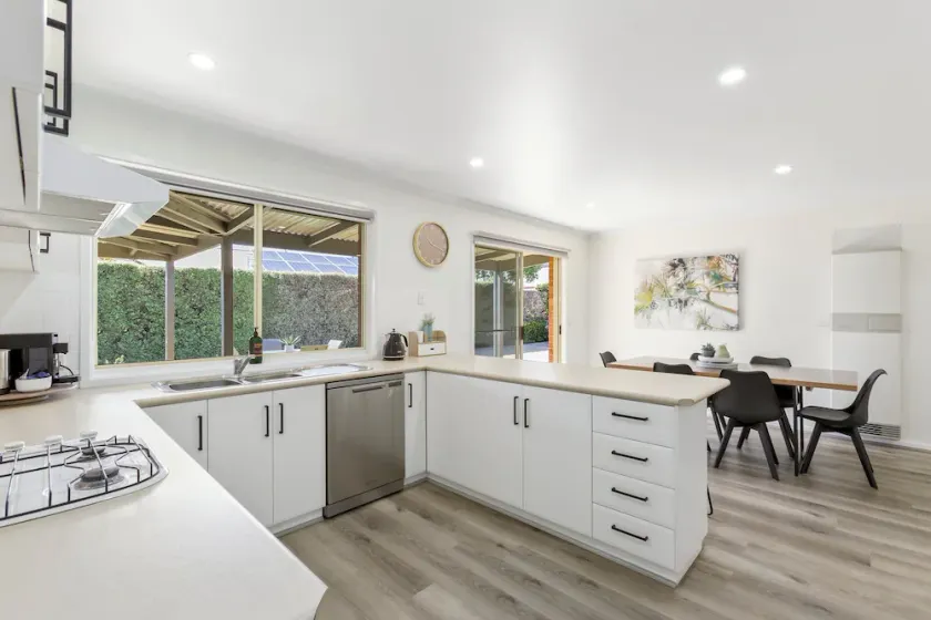 2 Bedroom Unit - Close To The Beach - Free Parking - Free WIFI - Image 1