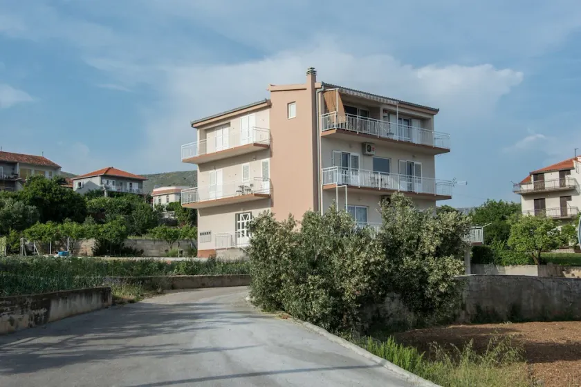 Apartamento en Seget Donji con terraza - Image 1