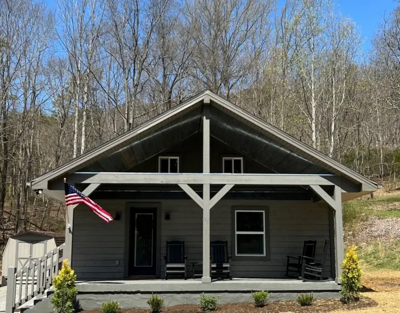 Fully Renovated Cottage - Minutes from Appalachian Trail & Carvins Cove - Image 1