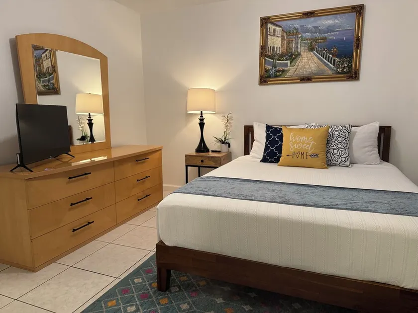 Cosy 2-bedroom *near intercoastal and the beaches* - Image 1