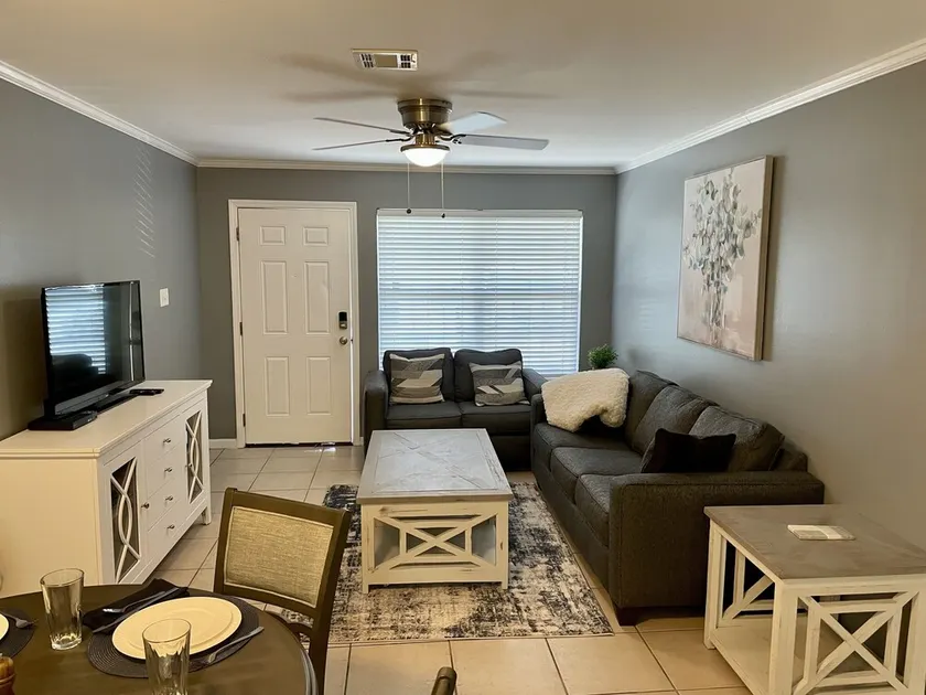 Very Spacious, Open Floor Plan 2 Bedroom Apt. - Image 1