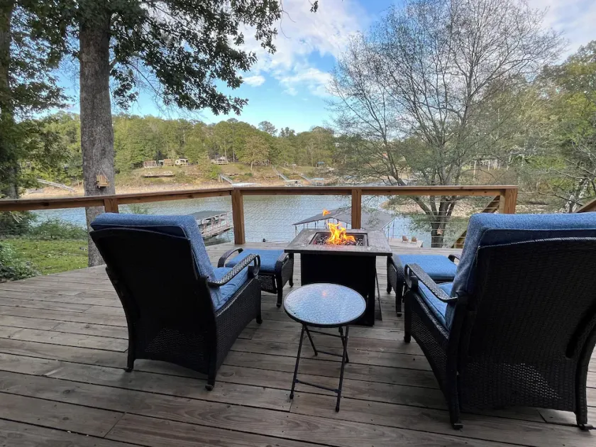 Convenient and Relaxing Lake House - Image 1