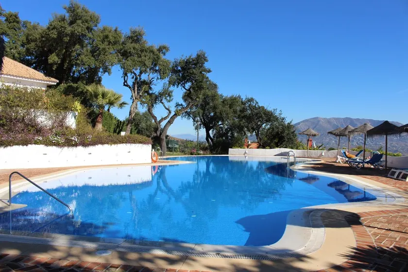 Emplacement magnifique près de Marbella. Grande terrasse. Superbes vues sur la mer et la montagne - Image 1