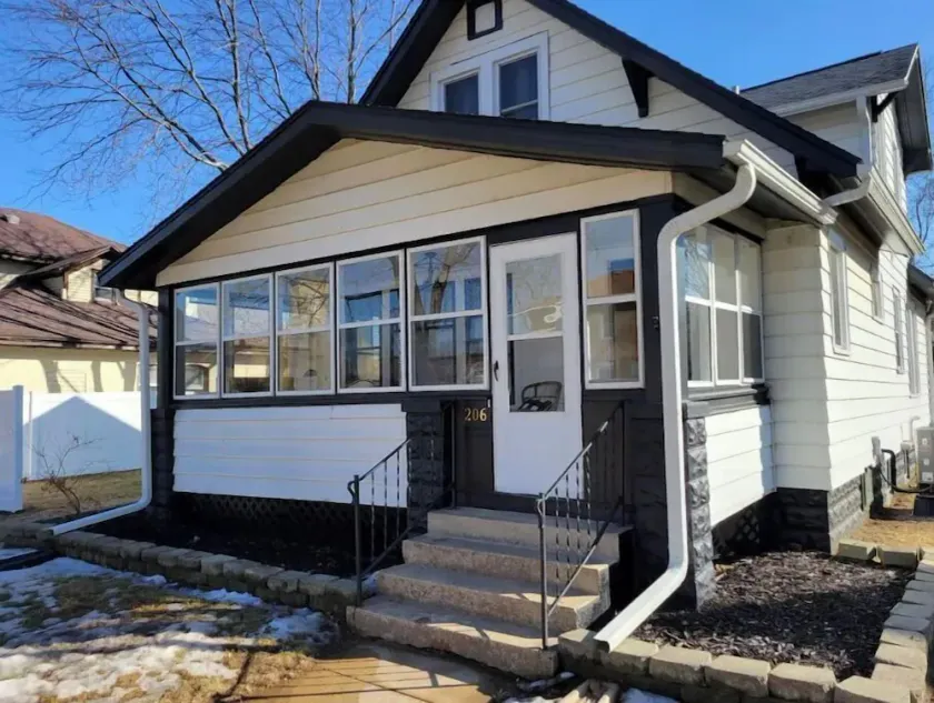 SPACIOUS BUNGALOW- 20min to WI Dells/Devils Lake - Image 1