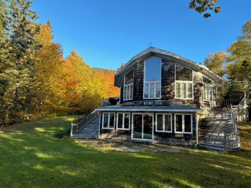 Maison privée entourée de 180 acres de forêt sur le port d'Otter, au Cap-Breton - Image 1