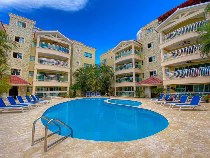 Large 3 bedroom, 2 bathroom property conveniently located steps from the beach. - Image 1