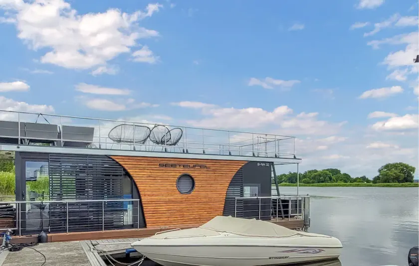Urlaub im schwimmenden Ferienhaus, mitten in der Natur - Image 1