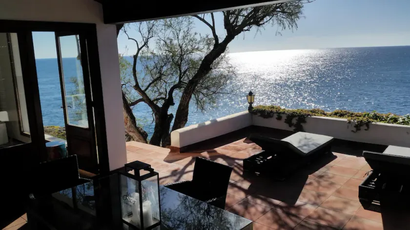 belle maison de vacances 1. Oceanfront Oceanfront, magnifiques vues sur l'océan U Guest House - Image 1