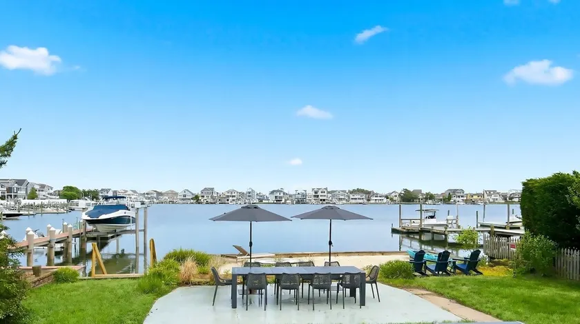 Waterfront Lake/Beach House, Three Blocks to the Beach, Amazing views & Location - Image 1