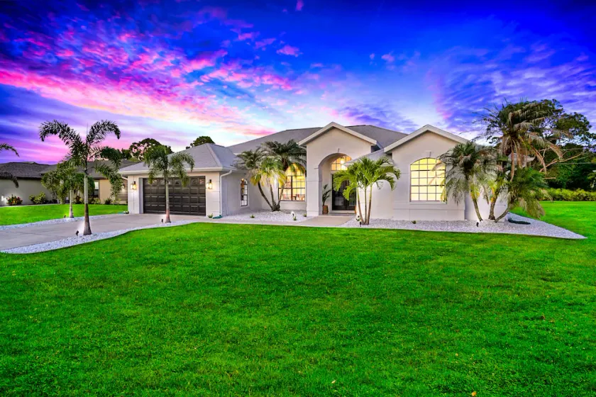 Exquisite 4-Bedroom Villa with Heated Pool Sarasota Area - Image 1