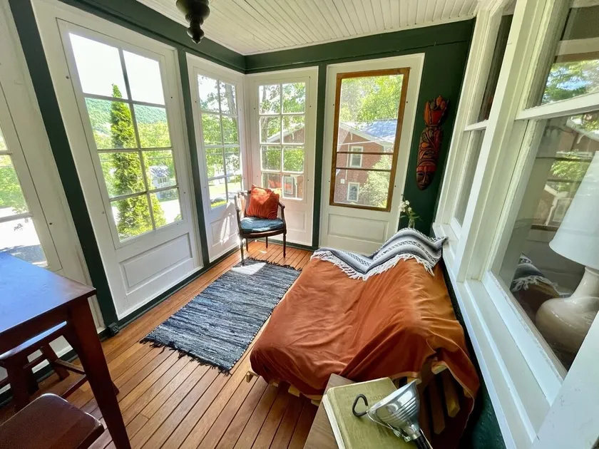 Cozy cottage on the hill in the heart of Warm Springs. - Image 1