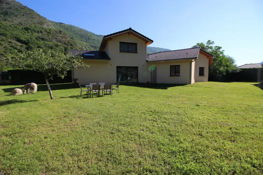 BEAUTIFUL CONTEMPORARY VILLA CLOSE TO HIKING AND SKI RESORT - Image 1