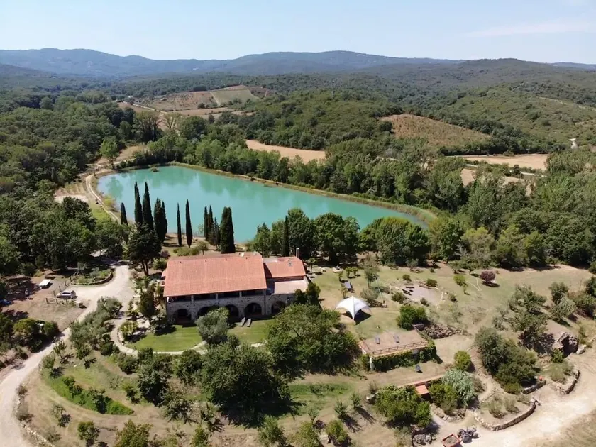 Villa in Tuscany with private bathing lake - Image 1