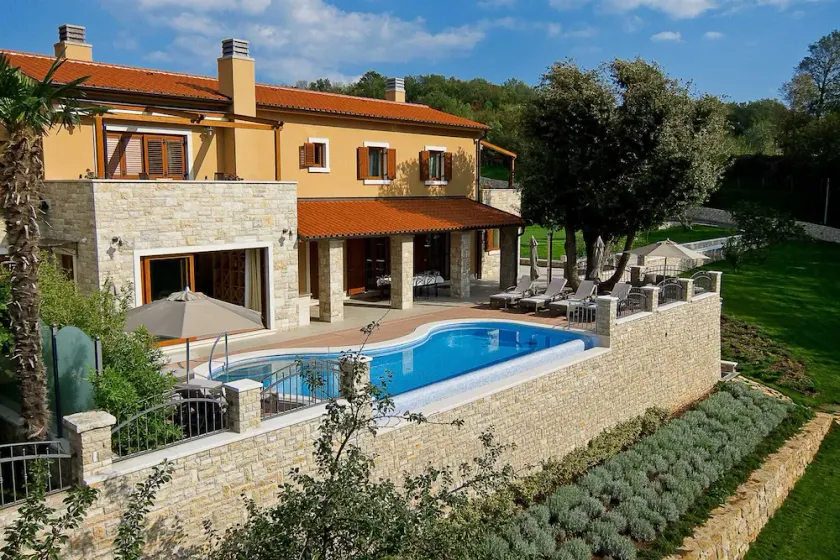 Luxury Villa Retreat with Infinity Pool - Image 1