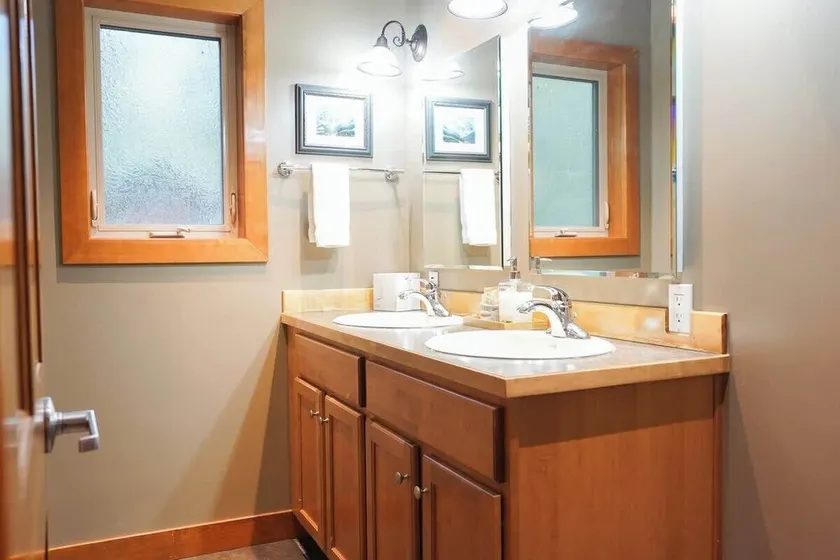 Avventura Chalet | 5BR + Hot Tub + Rec Room Near Mt. Baker | Sleeps 10 - Image 1