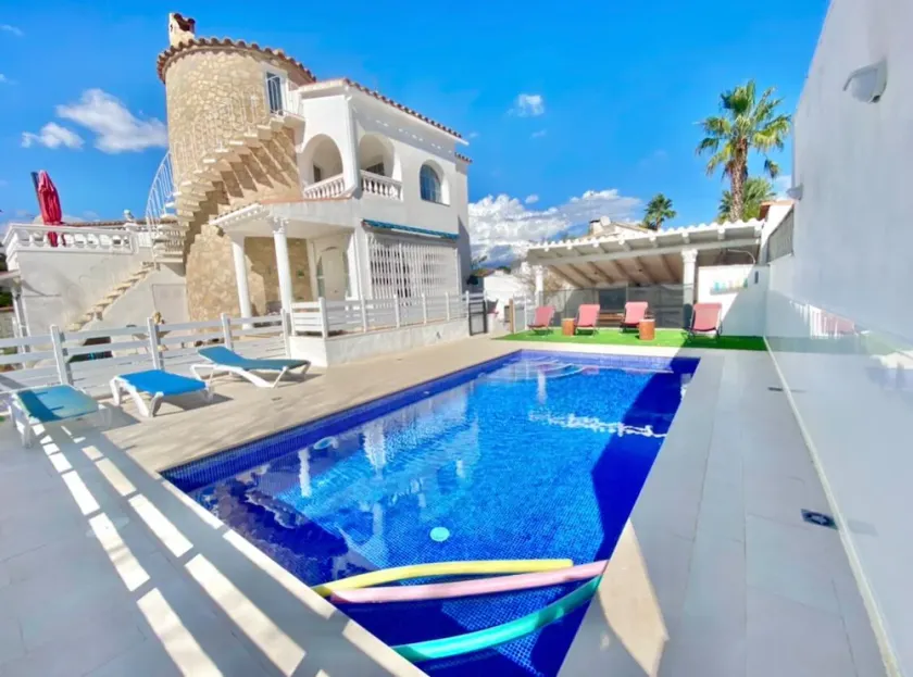 Villa TILÉA à Empuria 10 pers 4 ch, piscine chauffée et sécurisée, cuisine d'été - Image 1