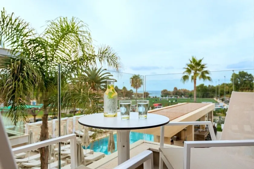 Airis Hotel & Suites - Image 1
