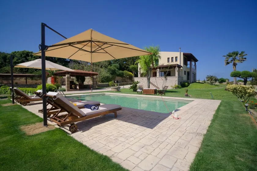 Four-Bedroom Private Family Villa with Pool, 400m from the Beach. Villa Russelia - Image 1