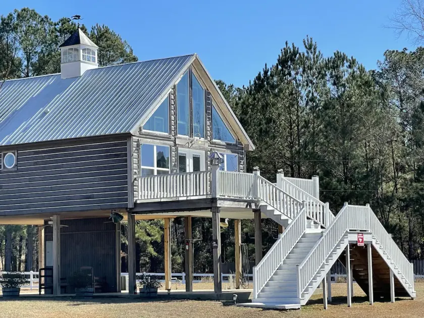 Charming Lakefront Retreat – Cozy, Quiet, and Perfect for relaxation. - Image 1