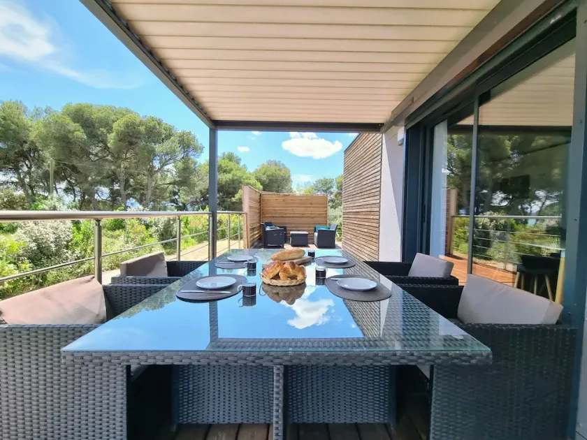 Luxury cottage with shared pool next to lake - Image 1