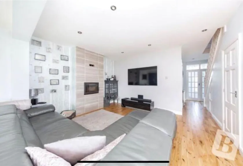 Stunning 4-bed House in Gidea Park - Image 1