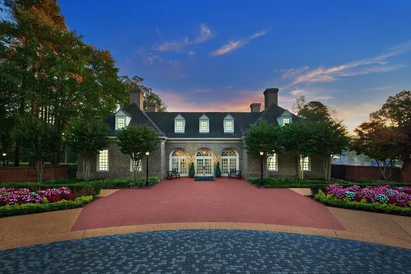 Williamsburg | Couples History Weekend | Pool + Golf - Image 1