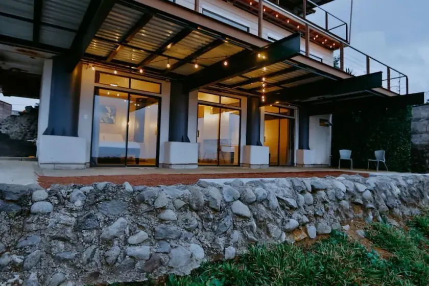 Cozy Retreat with Breathtaking Views, 20 Minutes to the Airport - Image 1