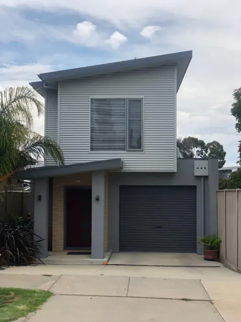 Modern Townhouse close to CBD - Image 1