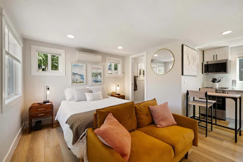 Cozy Casita - Minutes to Autzen & Downtown home - Image 1