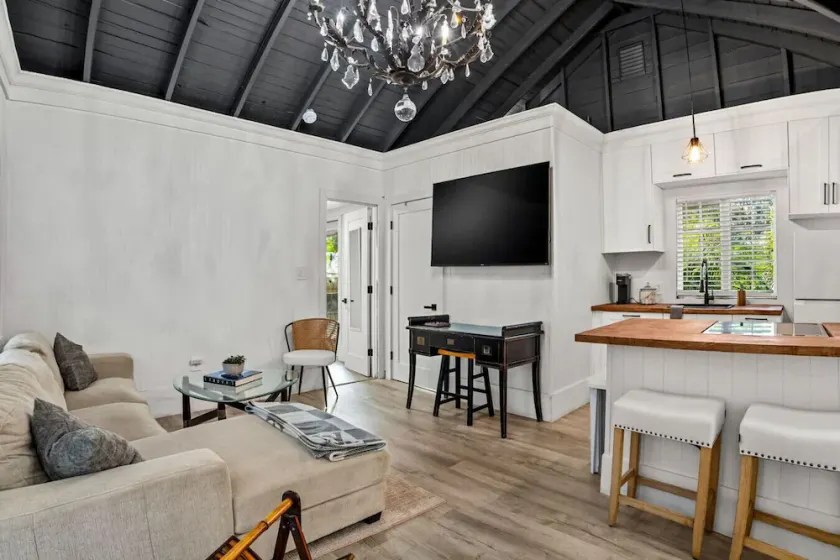Pet Friendly- Fenced Yard - Walk to Las Olas - 4 miles to the Beach! - Image 1