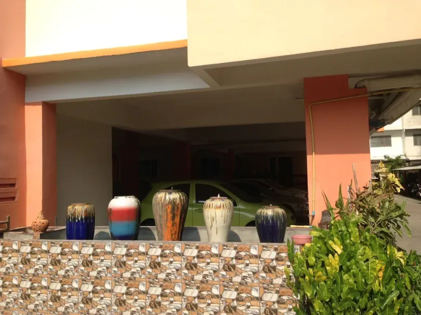 Yaowamal Apartment - Image 1