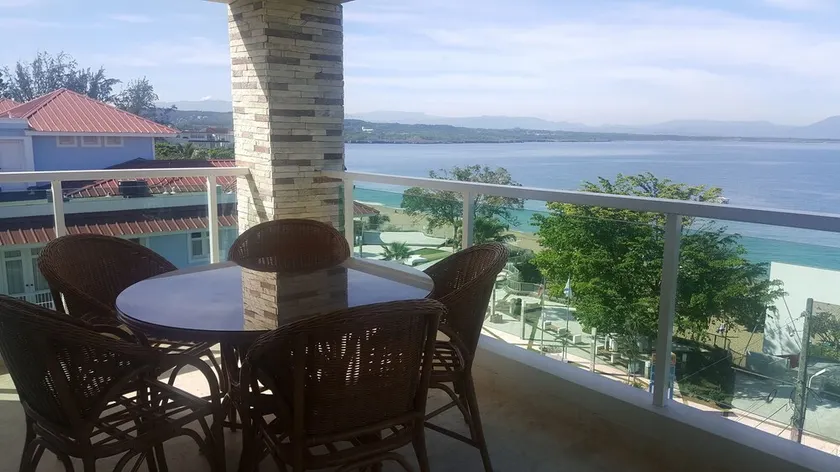 Top-floor quiet beachfront condo, elevator/pool/Wi-fi, near everything - Image 1
