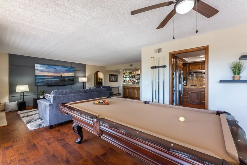 Luxury Condo in Prime Location! Close to Shopping and Beaches. - Image 1