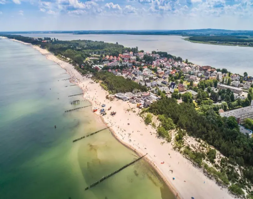 Large holiday home by the lake, close to the sea - Image 1