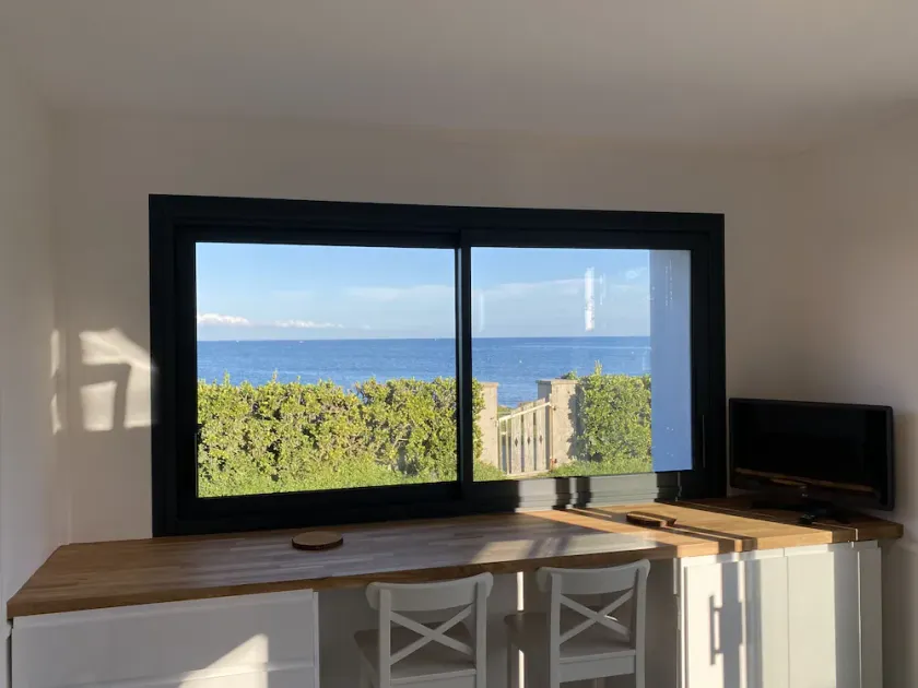 Maison Les Pieds Dans Leau Large vue sur mer 20 m de la Plage Wide Sea View - Image 1