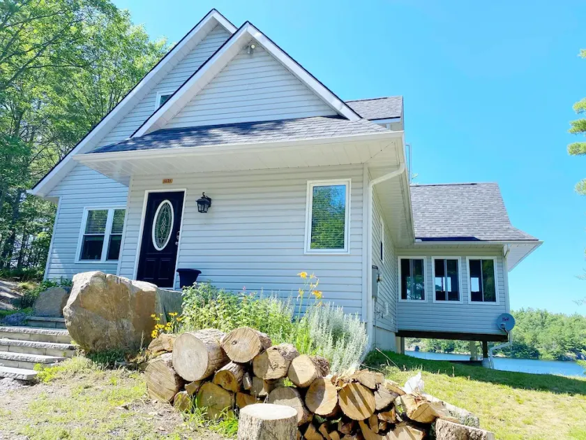 WATERFRONT COTTAGE in Muskoka - Image 1