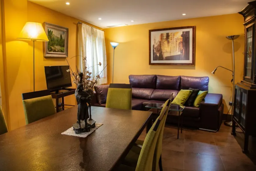 3 BEDROOM DUPLEX APARTMENT - FREE PARKING - Image 1