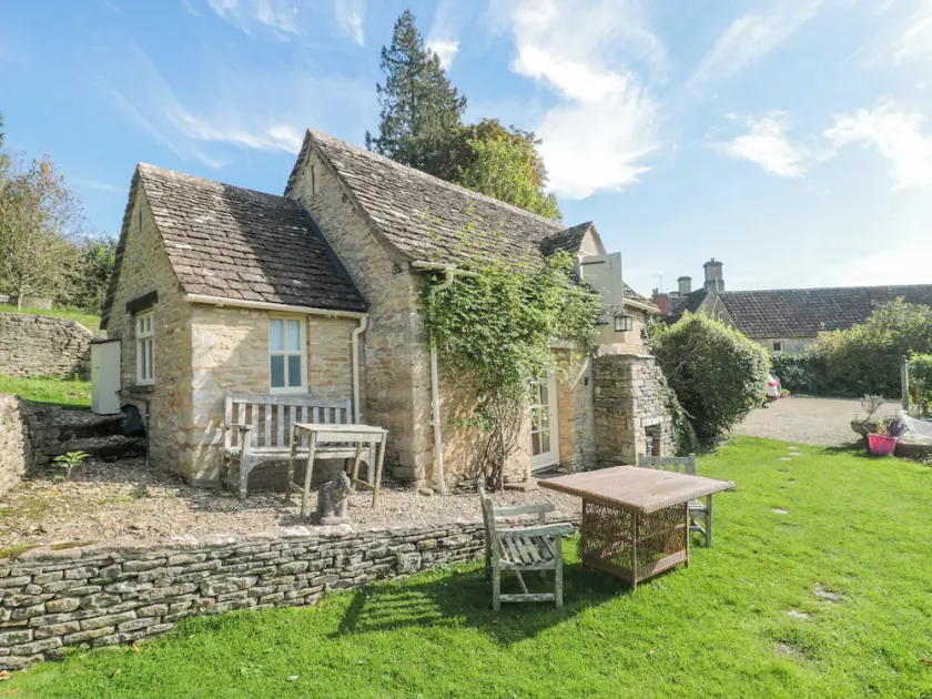 MAYFLY COTTAGE, character holiday cottage in Coln St Aldwyns - Image 1