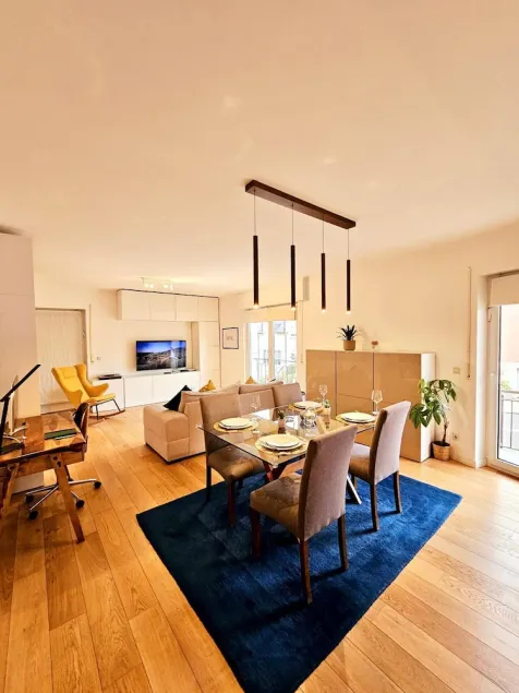 Bright 2 bedrooms flat w parking&balcont - Image 1
