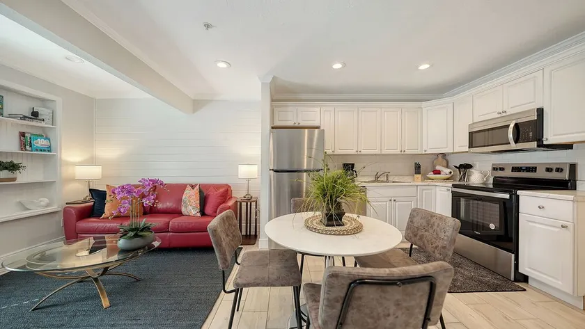🌷Steps to Siesta Beach, Chic Studio, Pool & Patio - Image 1