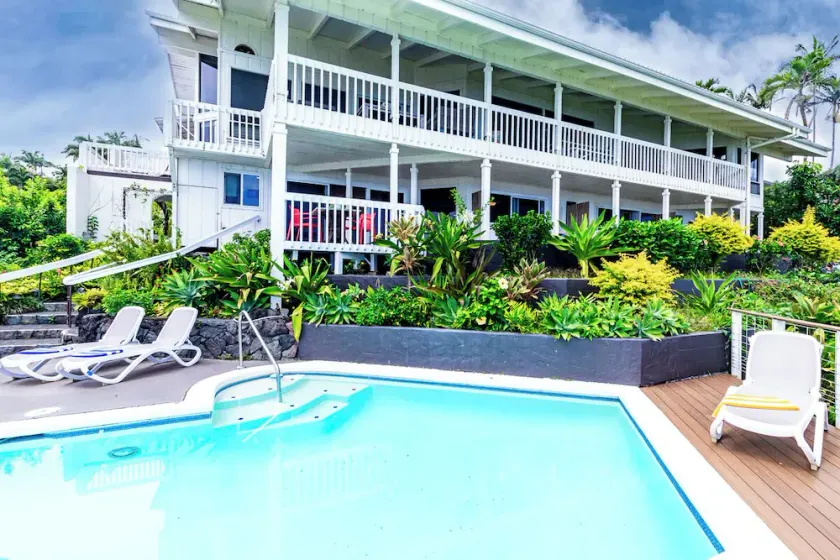 Oceanfront in Hilo Hale Kai Suites Bamboo Room - King Bed, Private Bathroom - Image 1