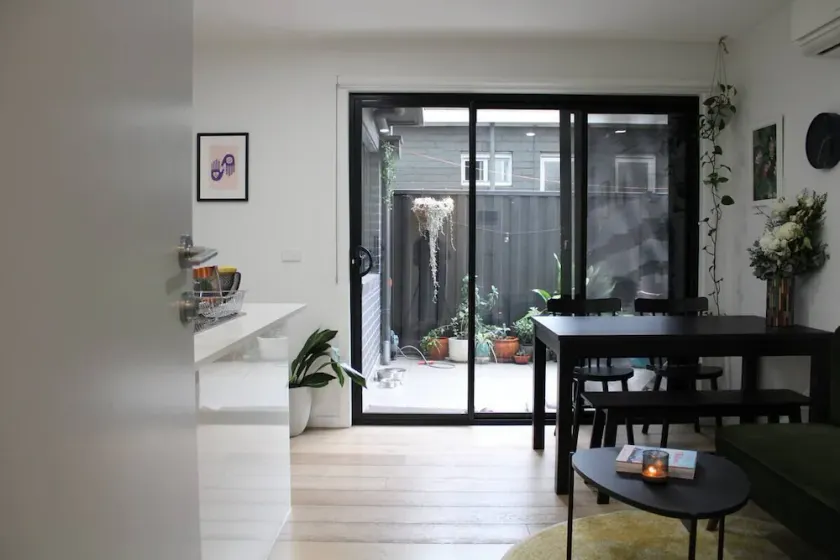 Cosy 2B apartment with private parking - Image 1