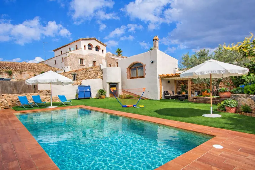 Catalunya Casas: Landsby villa til 13 nær spanske vinmarker, kun 30 min fra Sitges strand - Image 1