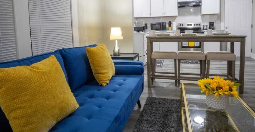 Modern 1 bedroom 1 bath apartment - Image 1
