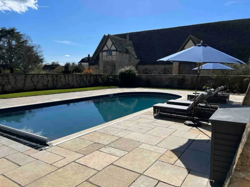 Luxury Cottage with Heated Pool - Image 1