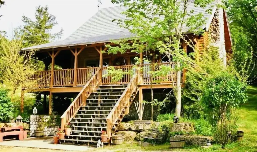 Rocky Waters Weingut / Winzer Guest House Hanover IL - Image 1