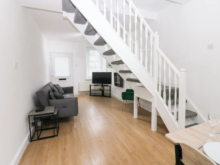 Holly Terrace - 2 Bedrooms - Sleeps 3 - Image 1