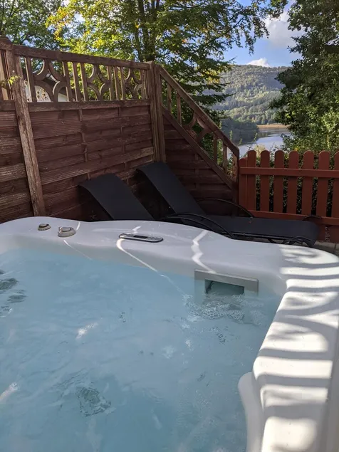 Casa de férias com vista para o lago, pátio, lareira, sauna, banheira de hidromassagem ao ar livre, localização tranquila - Image 1