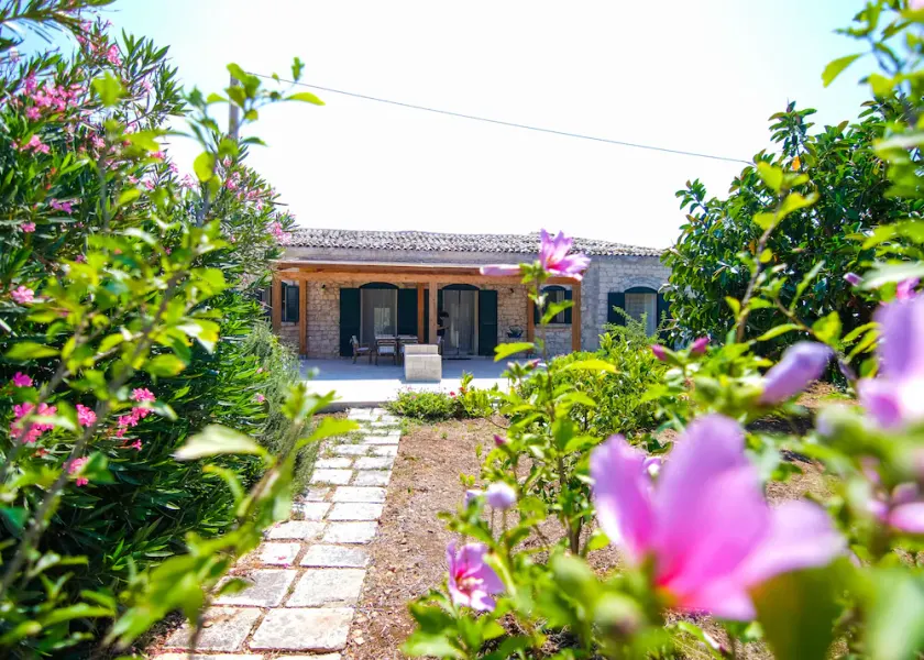 The Flavia farmhouse between carob trees and the sea - Image 1